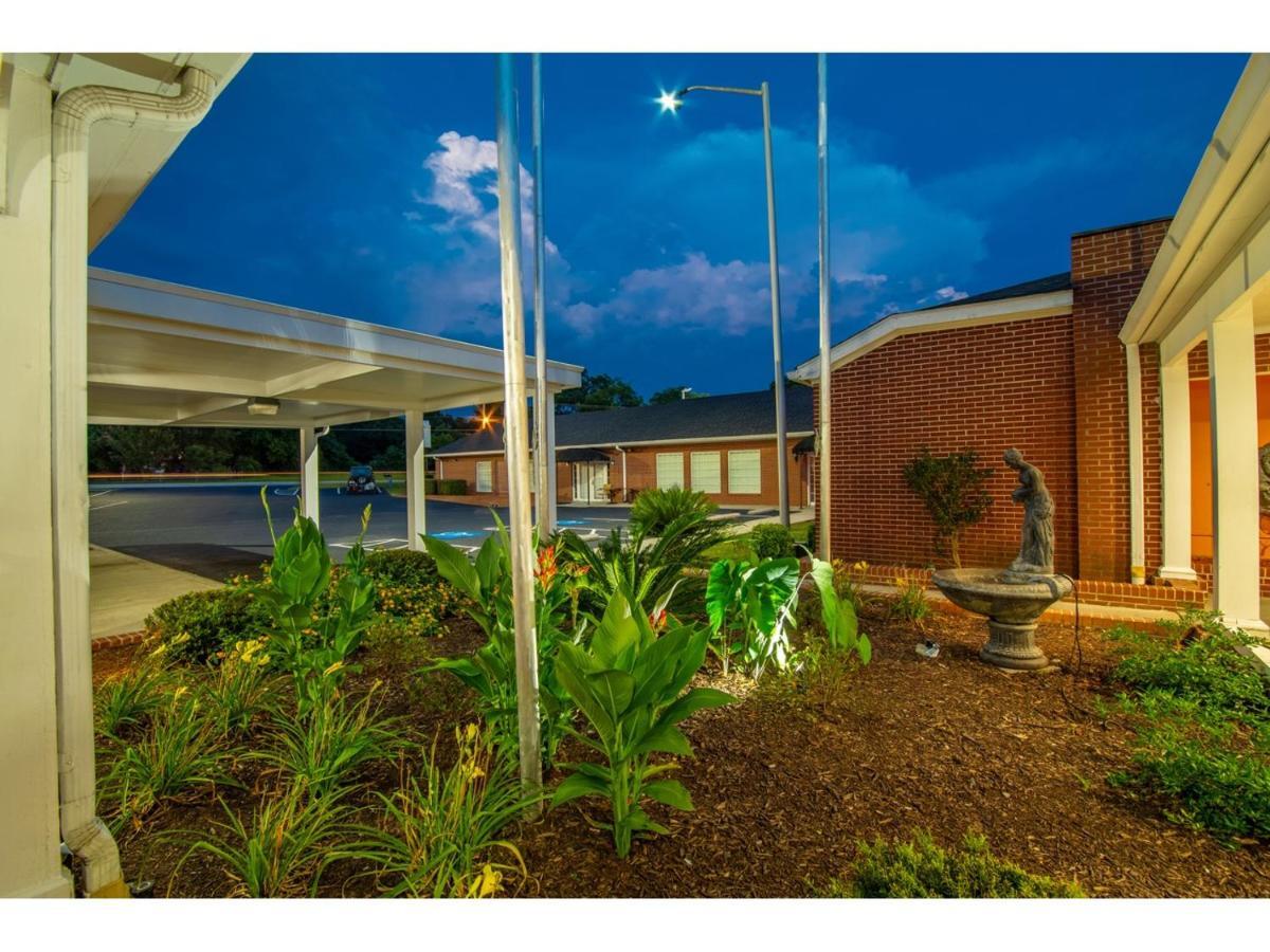 Winton Inn & Suites Barnwell Exterior photo