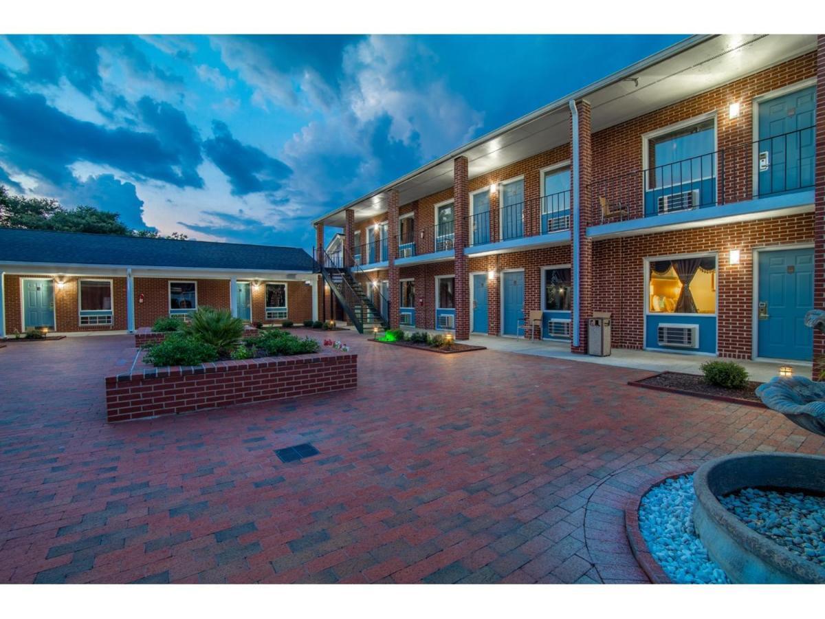 Winton Inn & Suites Barnwell Exterior photo