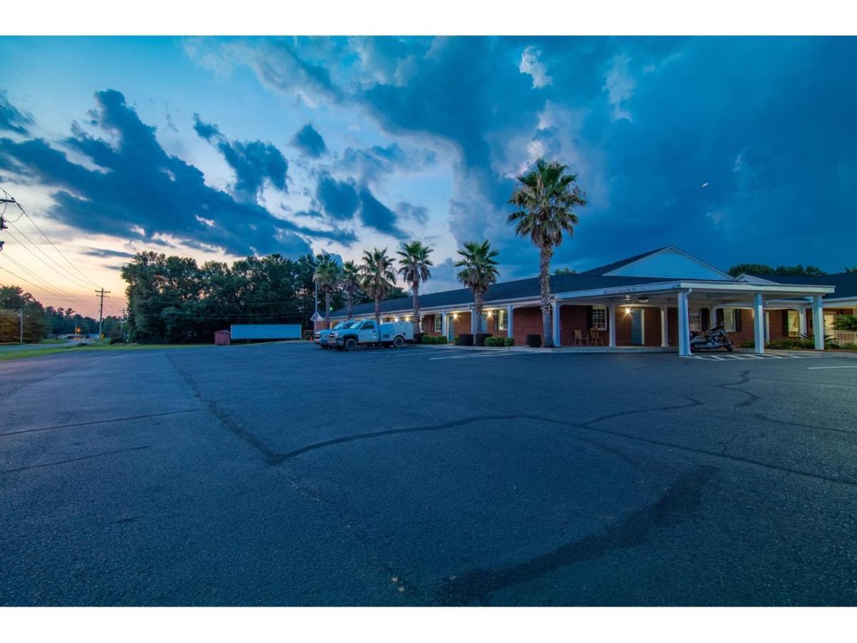 Winton Inn & Suites Barnwell Exterior photo